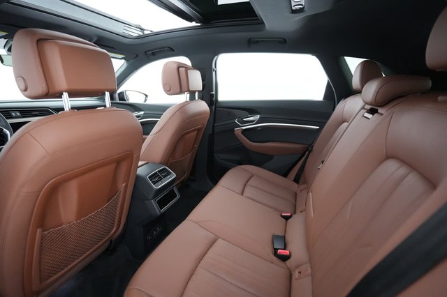 2022 Audi e-tron — photo 18 of 25