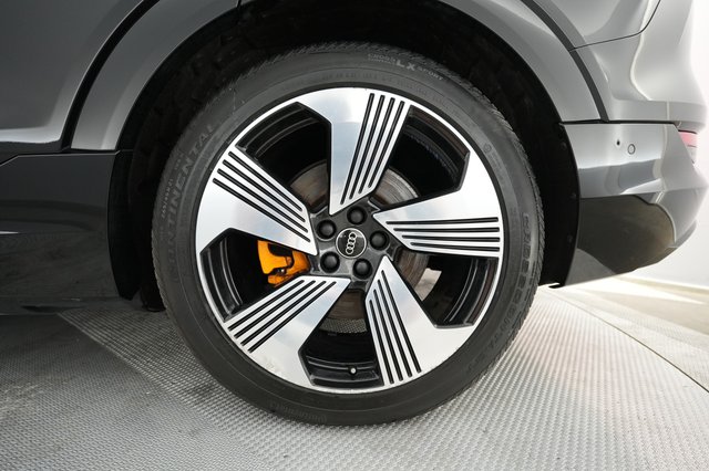 2022 Audi e-tron — photo 17 of 25