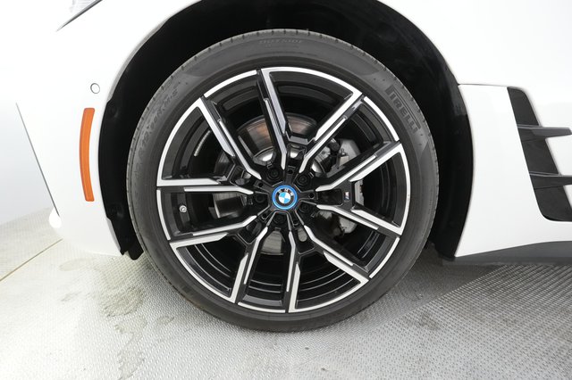 2022 BMW i4 — photo 11 of 61