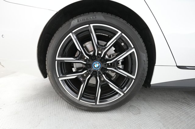 2022 BMW i4 — photo 14 of 61