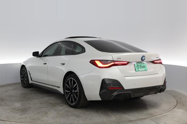 2022 BMW i4 — photo 9 of 61
