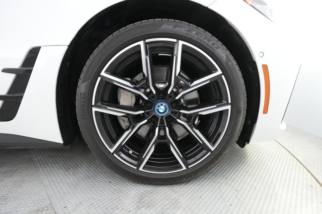 2022 BMW i4 — photo 13 of 61