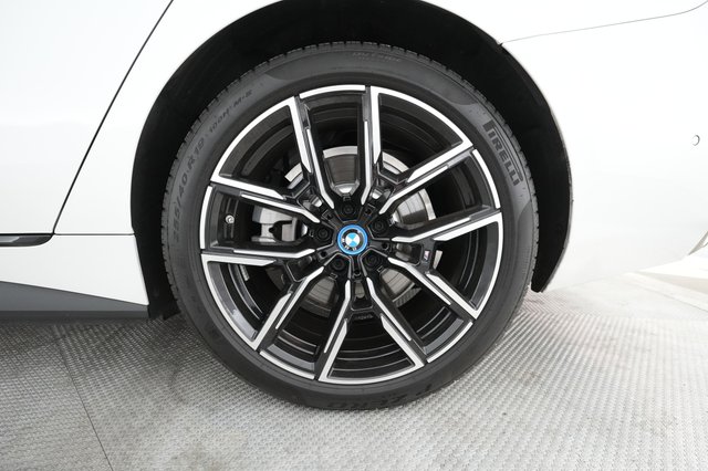 2022 BMW i4 — photo 12 of 61
