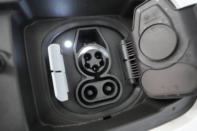 2022 BMW i4 — photo 19 of 61