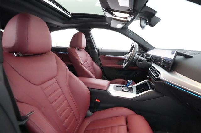 2022 BMW i4 — photo 17 of 61