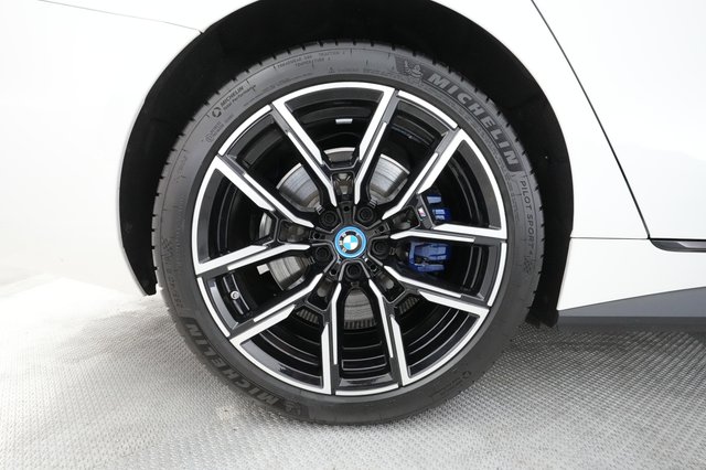 2024 BMW i4 — photo 16 of 24