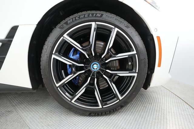 2024 BMW i4 — photo 17 of 24