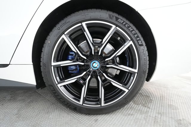 2024 BMW i4 — photo 15 of 24