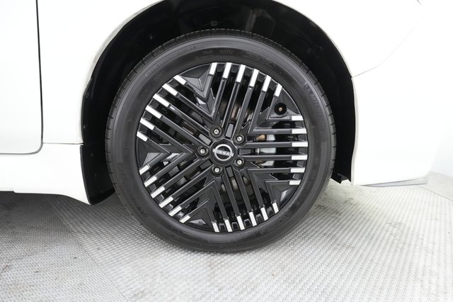 2024 Nissan LEAF — photo 13 of 22
