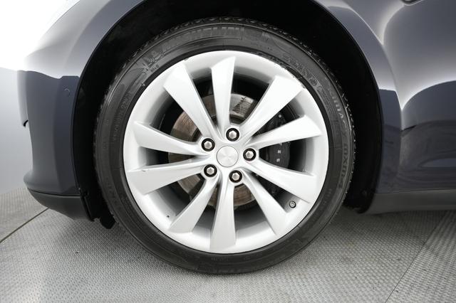 2015 Tesla Model S — photo 7 of 22