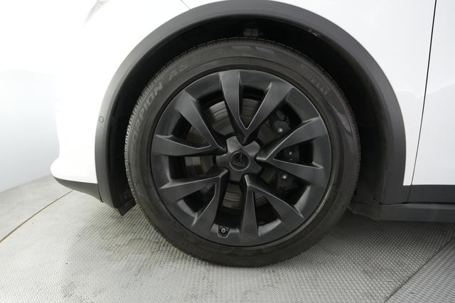 2022 Tesla Model X — photo 7 of 28