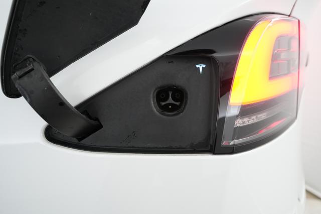 2022 Tesla Model X — photo 8 of 28