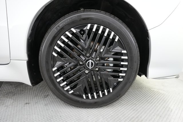 2023 Nissan LEAF — photo 13 of 21