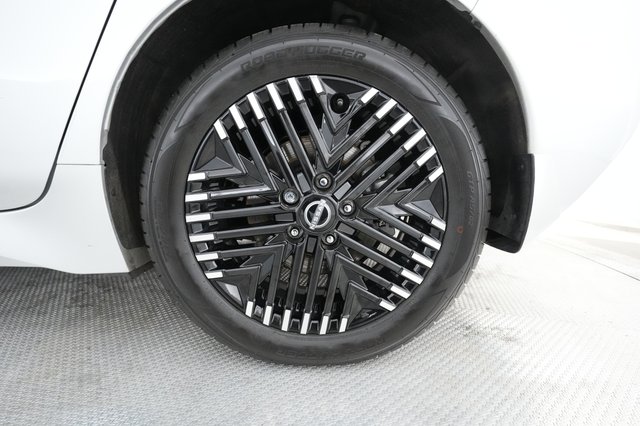 2023 Nissan LEAF — photo 12 of 21