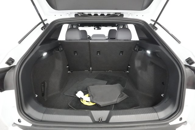 2022 Volkswagen ID.4 — photo 19 of 24