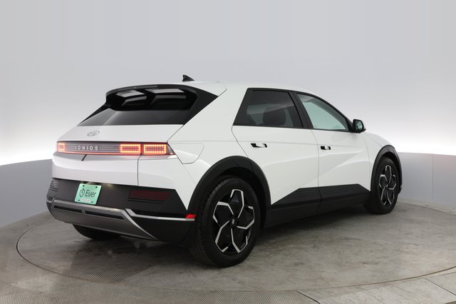 2022 Hyundai IONIQ 5 — photo 2 of 34