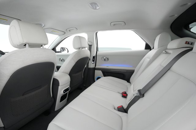 2022 Hyundai IONIQ 5 — photo 16 of 34