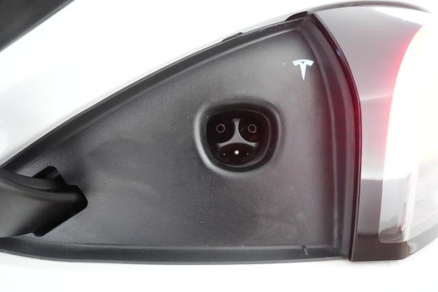 2023 Tesla Model S — photo 8 of 21
