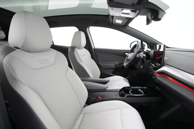 2021 Volkswagen ID.4 — photo 17 of 29