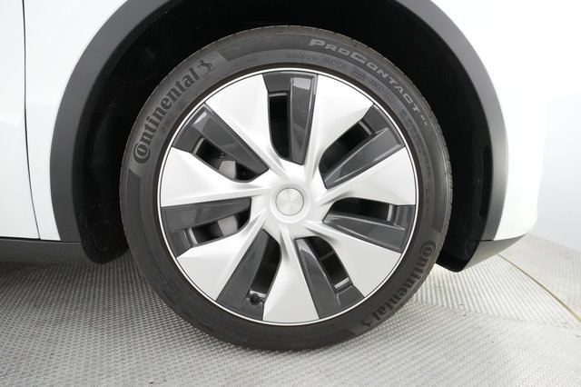 2023 Tesla Model Y — photo 13 of 27