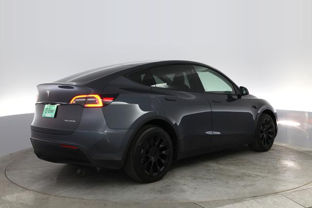2022 Tesla Model Y — photo 2 of 47