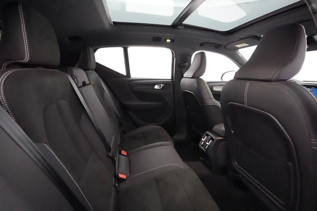 2022 Volvo XC40 Recharge — photo 4 of 24