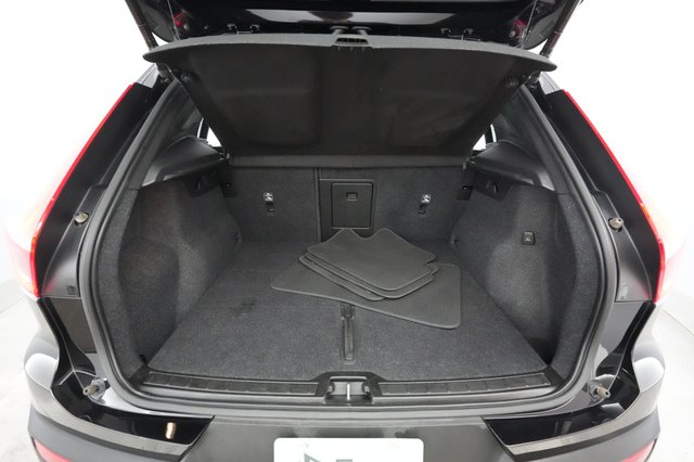 2022 Volvo XC40 Recharge — photo 6 of 24