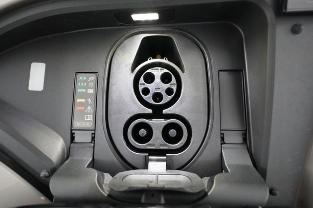 2021 Audi e-tron — photo 19 of 40