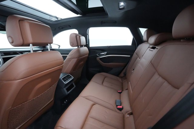 2021 Audi e-tron — photo 16 of 40