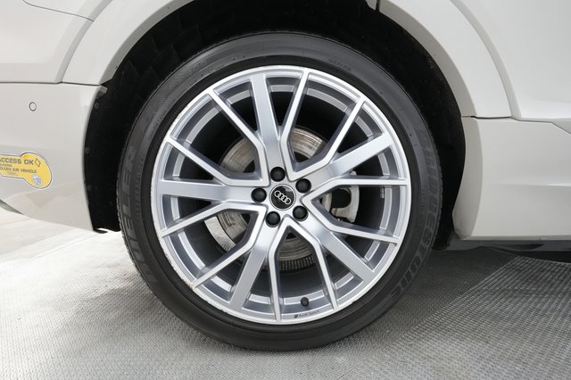 2021 Audi e-tron — photo 14 of 40