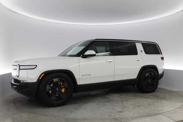 2023 Rivian R1S — photo 10 of 48