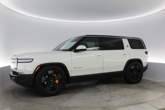 2023 Rivian R1S — photo 10 of 48