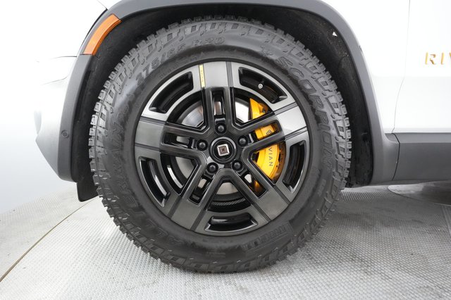 2023 Rivian R1S — photo 11 of 48