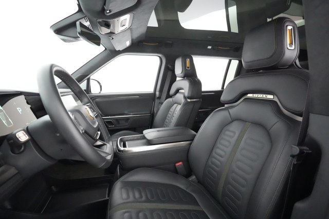 2023 Rivian R1S — photo 15 of 48