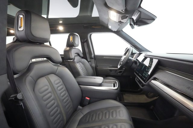 2023 Rivian R1S — photo 17 of 48