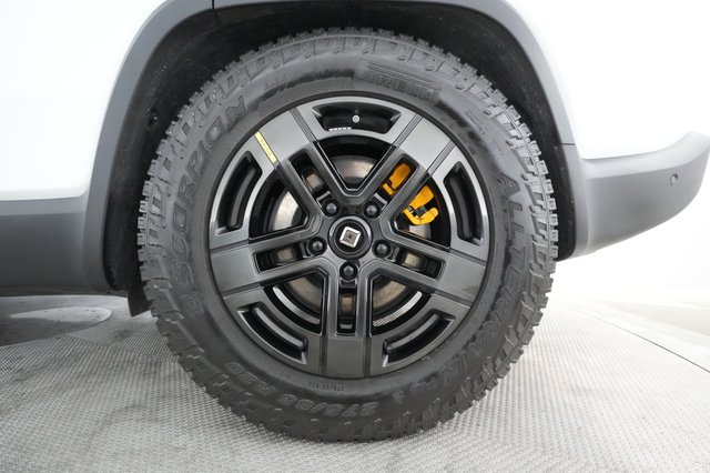2023 Rivian R1S — photo 12 of 48