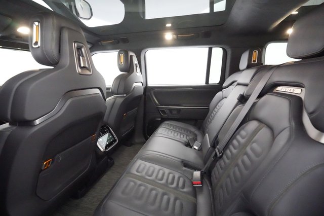 2023 Rivian R1S — photo 16 of 48