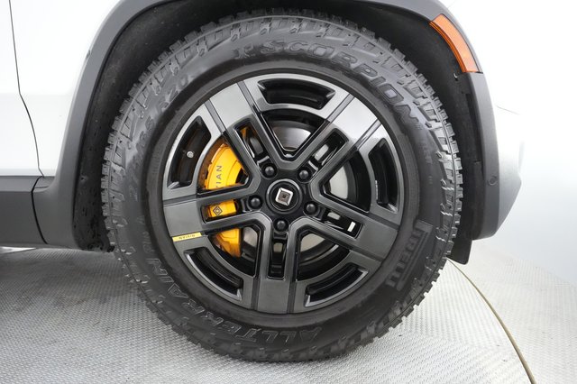 2023 Rivian R1S — photo 13 of 48