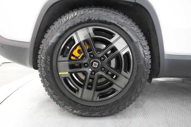 2023 Rivian R1S — photo 14 of 48