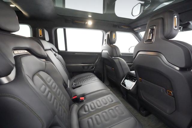 2023 Rivian R1S — photo 3 of 48