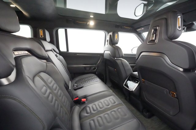 2023 Rivian R1S — photo 3 of 48