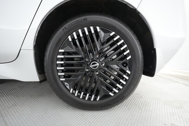 2024 Nissan LEAF — photo 16 of 19