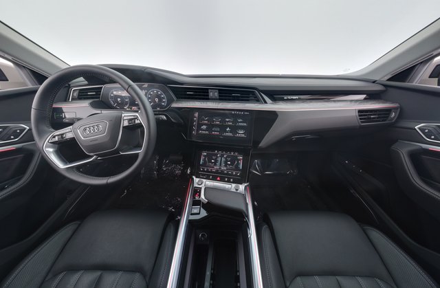 2021 Audi e-tron — photo 22 of 27