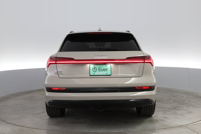 2021 Audi e-tron — photo 9 of 27