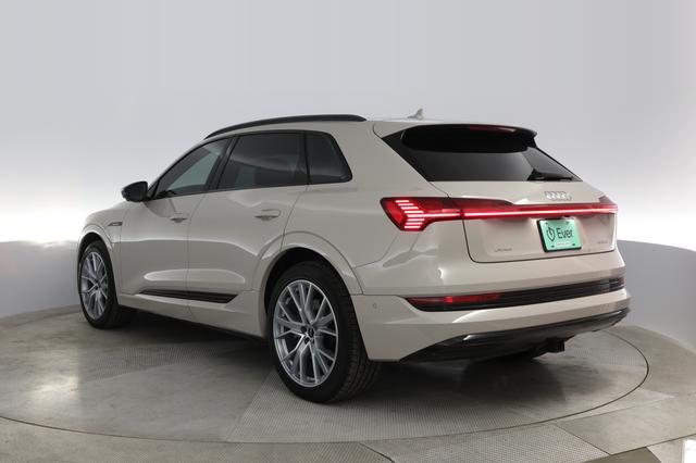 2021 Audi e-tron — photo 10 of 27