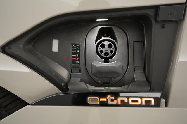 2021 Audi e-tron — photo 8 of 27