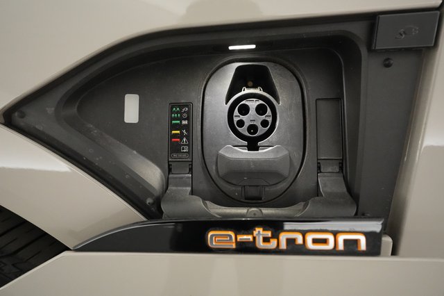 2021 Audi e-tron — photo 8 of 27